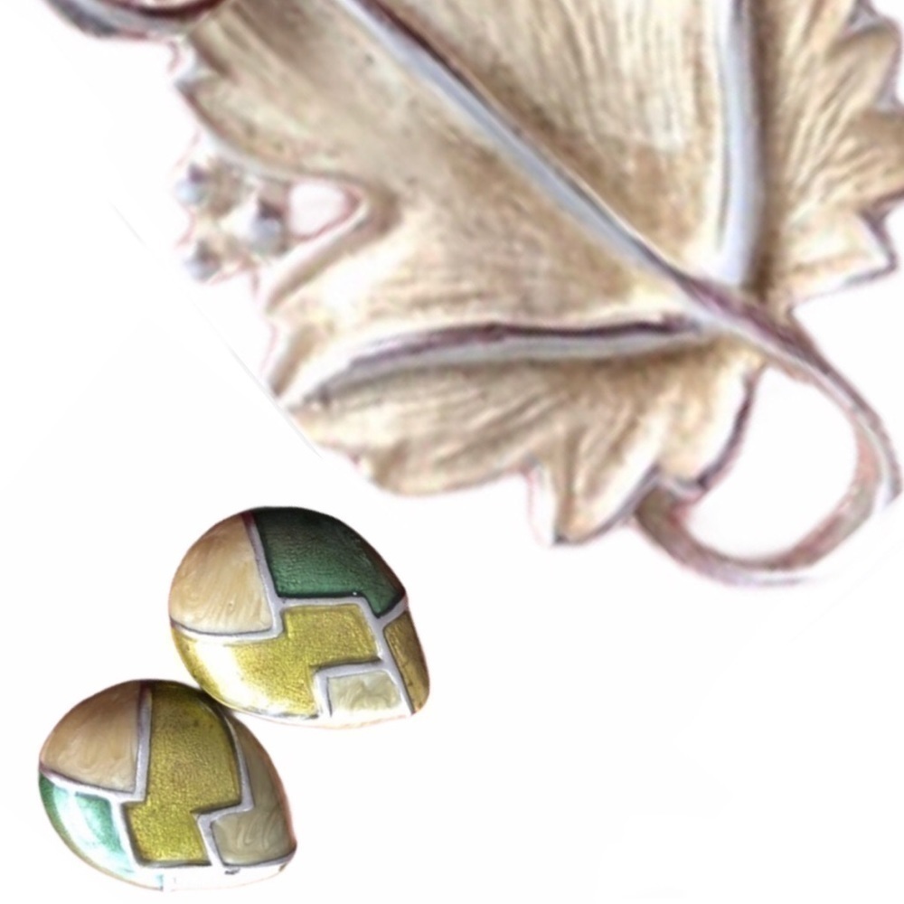 Sarah Coventry​. 2 pairs Vintage clip on earrings Grape leaves & Green Retro
